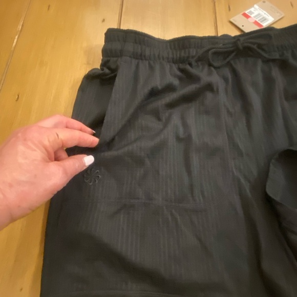 Nike Men’s Dri Fit Yoga Training Unlined Shots Pockets New Black Large - Picture 5 of 12